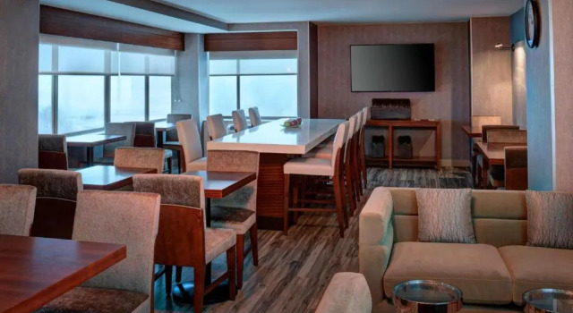Четырёхместный клубный номер Standard Detroit Marriott Southfield