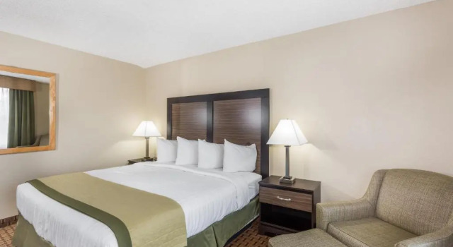 Номер Baymont Inn & Suites by Wyndham Fort Myers I-75