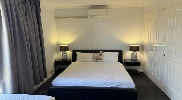 Апартаменты Crest Motor Inn