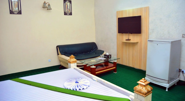 Step Inn Guest House, Reservar Casa de hóspedes Hotéis em Lahore com estacionamento, Estacionamento