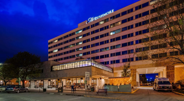 Кровать в общем номере The Rushmore Hotel & Suites; BW Premier Collection