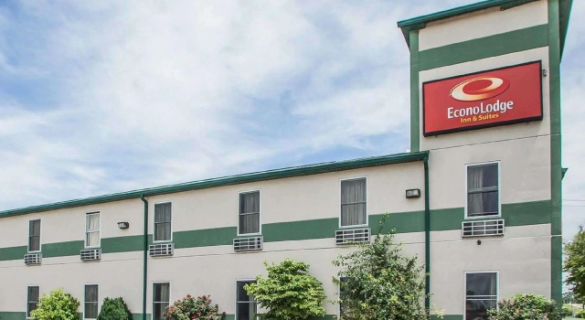 Кровать в общем номере Econo Lodge Inn & Suites Granite City - St Louis