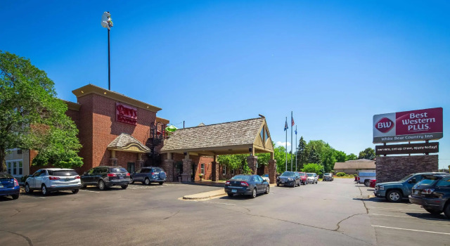 Кровать в общем номере Best Western Plus White Bear Country Inn