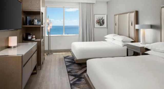 Четырёхместный номер Deluxe Sheraton Duluth Hotel