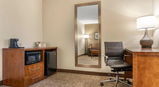 Номер Standard Comfort Suites Red Bluff near I-5