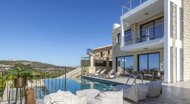 3-bdr Villa With Stunning Infinity Pool, Réserver Villa Cottages à Steni, Cottage