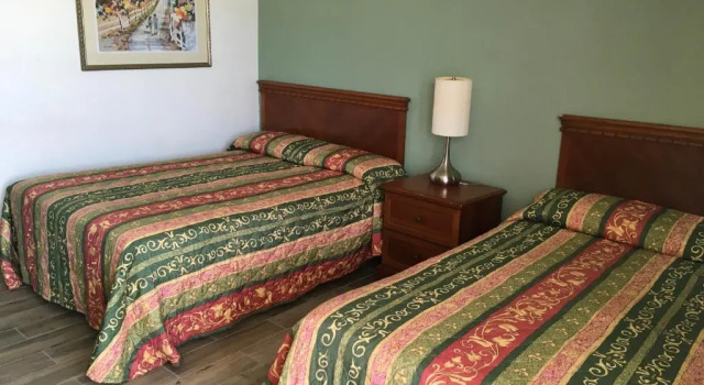 Четырёхместный номер Standard Skylark Resort Motel