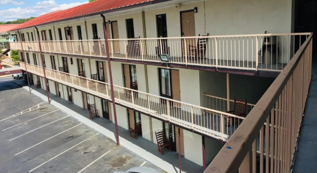 Mountain Comfort Lodge, Забронировать Отель Отели Great Smoky Mountains National Park с парковкой, Парковка