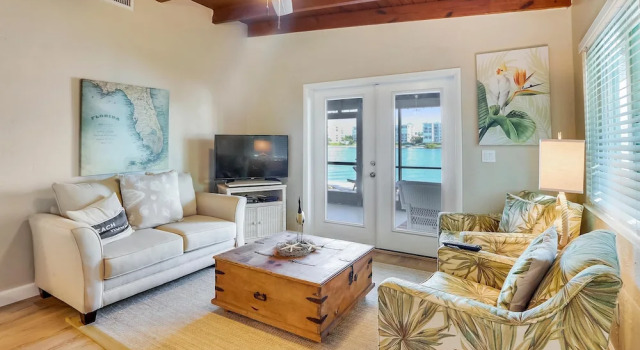 Bay Front Duplex 2br, Fishing Dock - Walk to Beach!, Забронировать Отель Сент-Пит-Бич Clearwater-St Pete Beaches, рядом с Splash Island Water Park