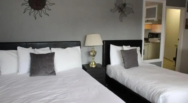 Четырёхместный номер Deluxe Maple Leaf Motel & RV Park Resort