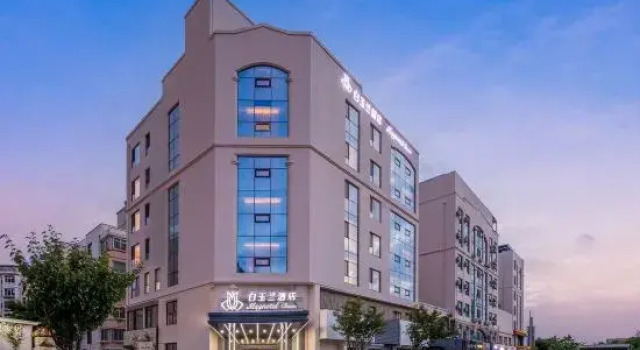 Magnolia Business Hotel (Qingdao May Fourth Square Hisense Plaza Branch), Rezerwuj Hotel Qingdao Qingdao, w pobliżu Qingren Dam