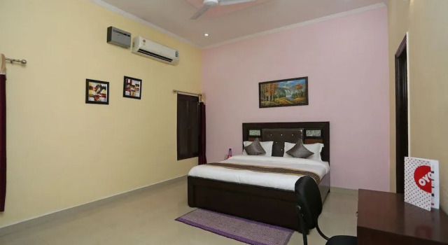 Oyo 14791 Homeystay Comfort, Varaa Hotelli Faridabad Haryana