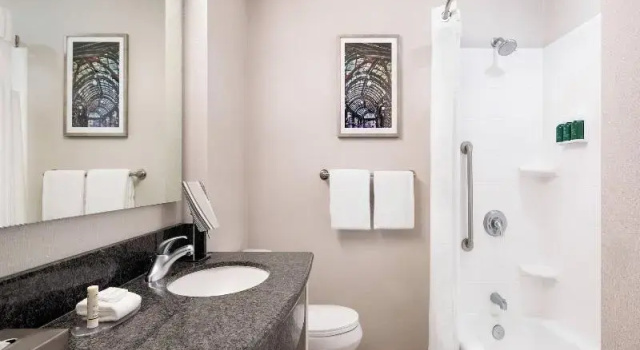 Четырёхместный номер Standard Courtyard Seattle Downtown / Pioneer Square