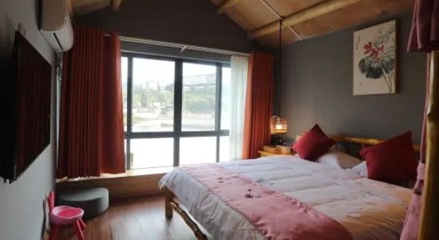 Четырёхместный семейный люкс с видом на озеро Tuta Yunxuan Hotel (Qiandongnan Danzhai Wanda Town)