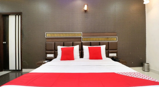 OYO 28122 Hotel C M Plaza, Забронировать Отель Амбала штат Харьяна
