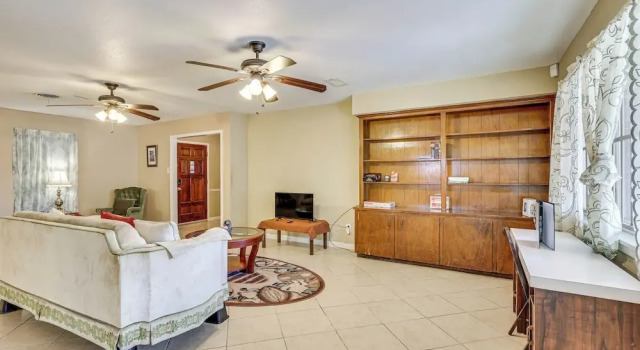 Quiet Houston Home w/ Porch - Near Park & Trails!, Book Feriehus Houston Houston