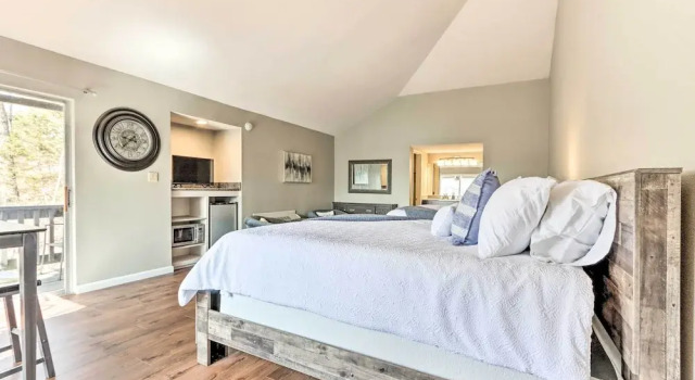 Коттедж с 3 комнатами < 1 Mi to Margaritaville Resort: Osage Beach Home!