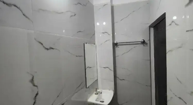 Кровать в общем номере Hotel Viraj