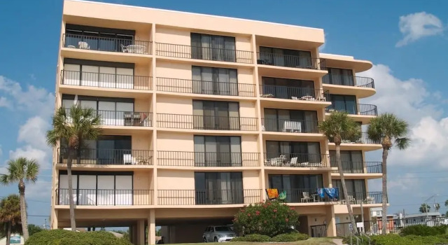 Trillium 5C Beach Front/private Balcony With Amazing Views/pool!, Забронировать Апартаменты/квартира Апартаменты Мадейра-Бич, рядом с The Church by the Sea, Апартаменты/квартира