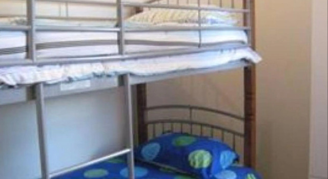 Кровать в общем номере Ellies Guest House