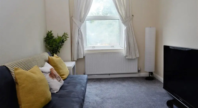 Lovely 4-Bedroom Home in Woodcote Fold