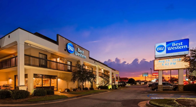 Кровать в общем номере Best Western Colonial Inn