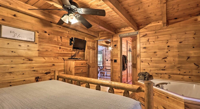Smoky Mountain Log Cabin: 7 Mi to Gatlinburg!