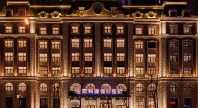 Yintong Yiju Holiday Hotel (Fuxin People's Government Branch), Book Hotel Hoteller i Fuxin med parkering, Parkering