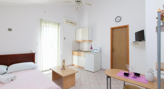 Studio apartment Vik - 250 m from beach SA4 Brodarica, Riviera Sibenik
