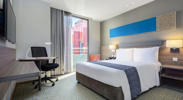 Двухместный номер Standard с балконом Отель Holiday Inn Express Bangkok Sathorn