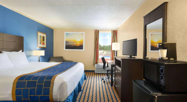 Двухместный номер Standard Days Inn & Suites by Wyndham Fort Bragg/Cross Creek Mall