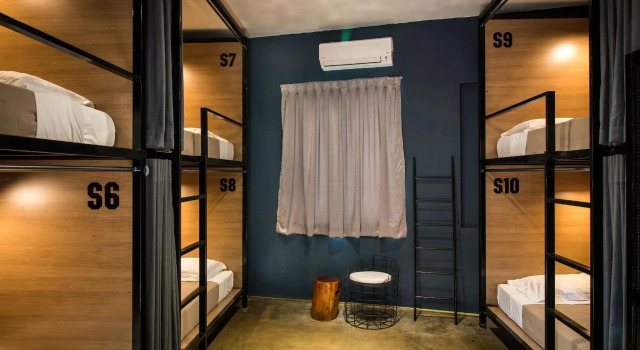 Postel ve společném pokoji The Brownstone Hostel & Space