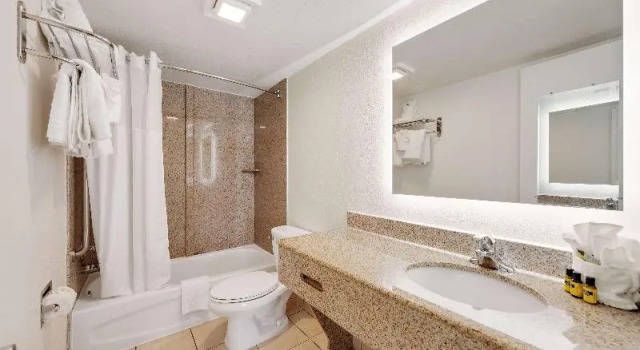 Номер Standard с балконом Best Western Plus Chesapeake Bay-Norfolk