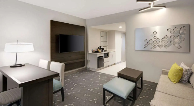 Люкс Hearing Accessible Premium Embassy Suites by Hilton Atlanta Perimeter Center