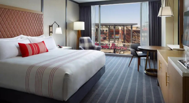 Четырёхместный номер Premier с красивым видом из окна Omni Hotel at the Battery Atlanta