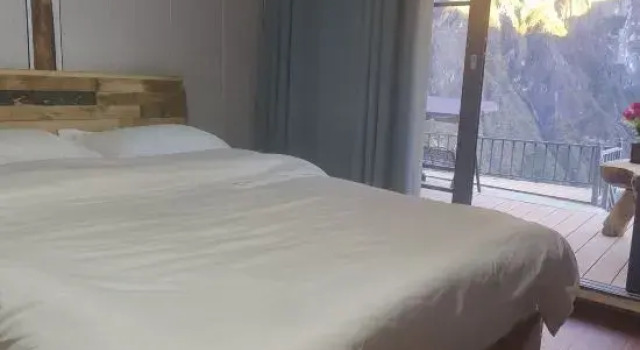 Кровать в общем номере (мужской номер) Hutiaoxia Village Upper-class Luxury Homestay