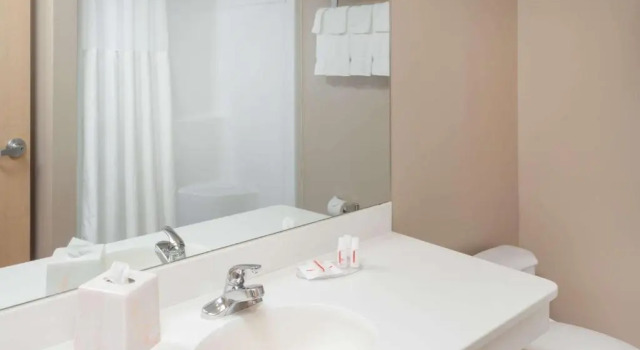 Четырёхместный номер Standard Ramada by Wyndham Hammond Hotel & Conference Center