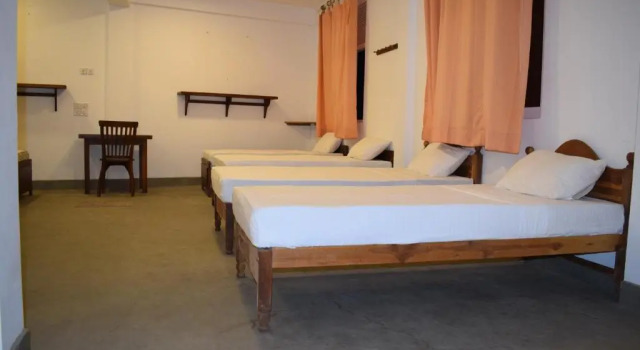 Кровать в общем номере Nil Diya Beach Resort