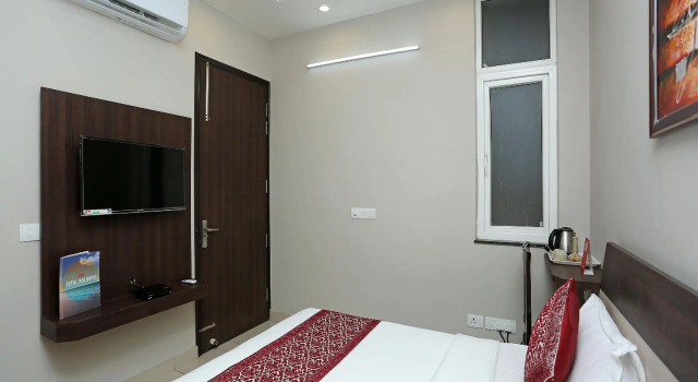 Capital O 17150 Hotel Silver Royal