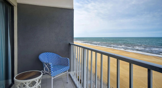 Четырёхместный номер Standard с балконом и oceanfront DoubleTree by Hilton Virginia Beach