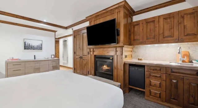 Luxury 3 Bedroom at The Aspen Mountain Residences in Downtown Aspen, Забронировать Апартаменты/квартира Отели Аспен с бассейном, рядом с Театр "Айсис", Бассейн