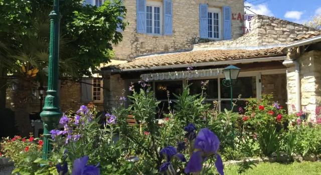Logis Auberge De Tavel, Book Hostel Hotels in Gard with a Pool, Swimming Pool
