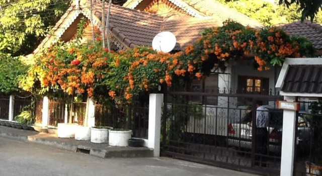 Near Train Guesthouse, Varaa Hotelli Hotellit North-Eastern Thailand pysäköinnillä, Pysäköinti