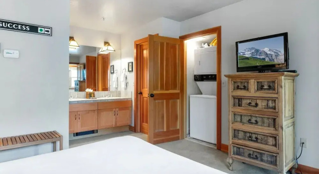 Greyhawk at Deer Valley Resort - Two Bedroom Condo with Hot Tub #12 2 Condo, Varaa Lomakeskus Deer Valley 