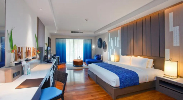 Двухместный люкс с балконом и с видом на бассейн Holiday Inn Resort Phuket, an IHG Hotel