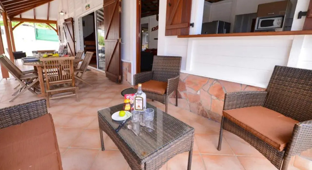 Magnifique Villa climatisée, piscine et jardin à 5mn de la plage, Varaa Villa Mökit kohteessa Fort-de-France, Mökki