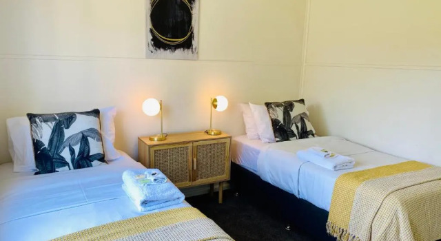 Коттедж с 4 комнатами Kanasta Caravan Park