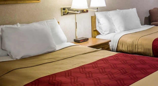 Четырёхместный номер Standard Econo Lodge Wooster