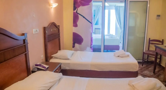 Четырёхместный семейный номер Standard с балконом Hotel Astoria