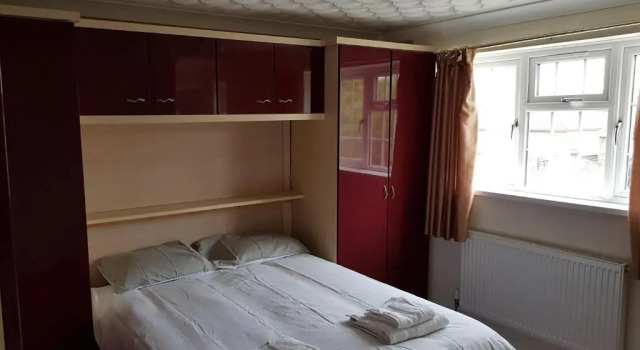 Spacious Swindon 5 bedroom house - sleeps up to 10